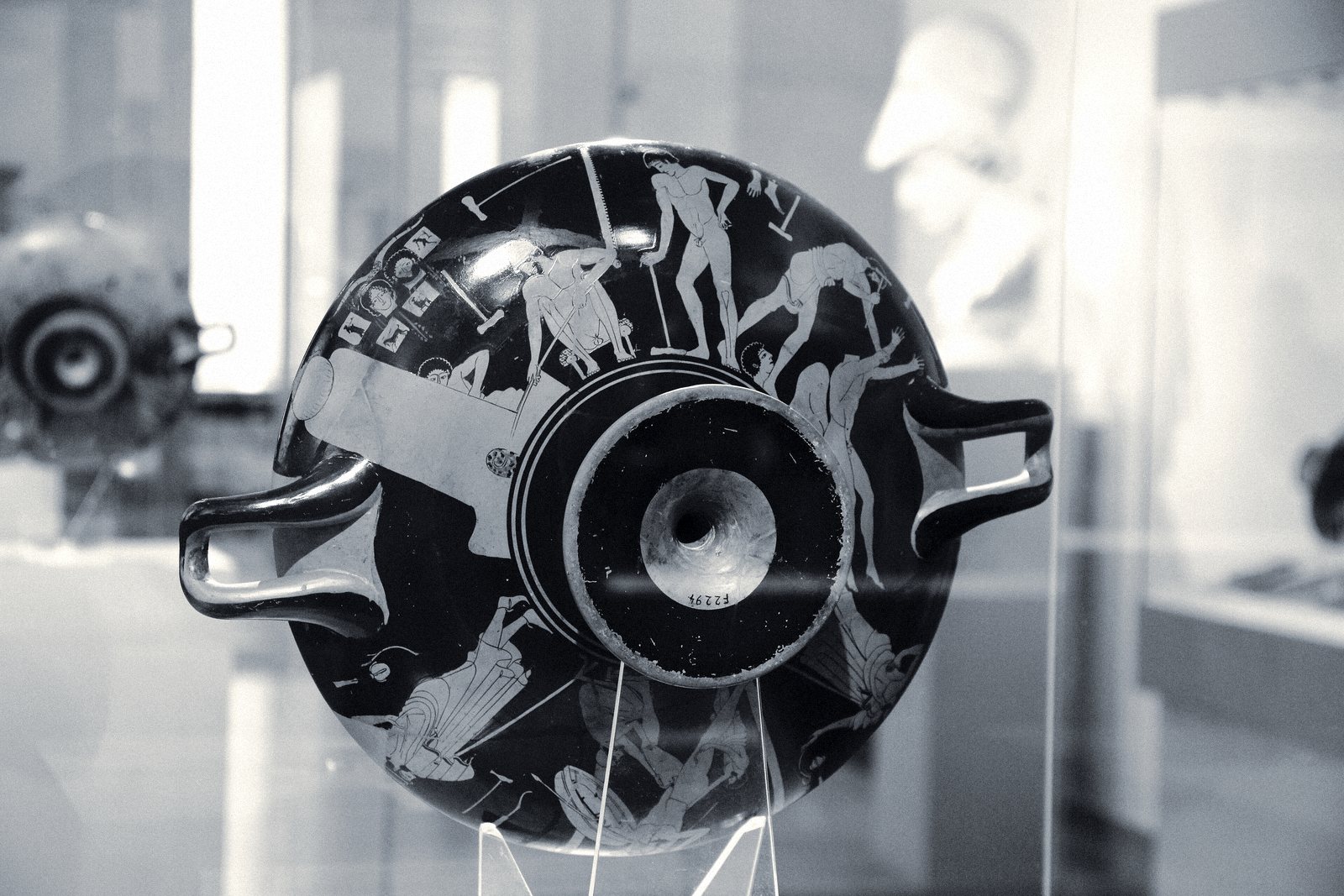 Attic red-figure kylix showing Hephaestus handing Thetis the weapons he forged for Achilles.